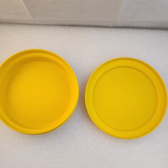 Set of 2 Vtg Tupperware Seal 'N Serve Yellow Bowls - Picture 4 of 13